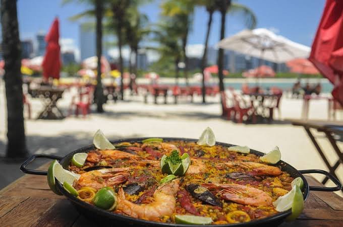 Almoço com os pés quase na areia
